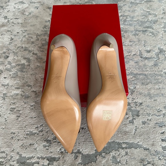 New Valentino Garavani V-Logo Pumps - Picture 9 of 11